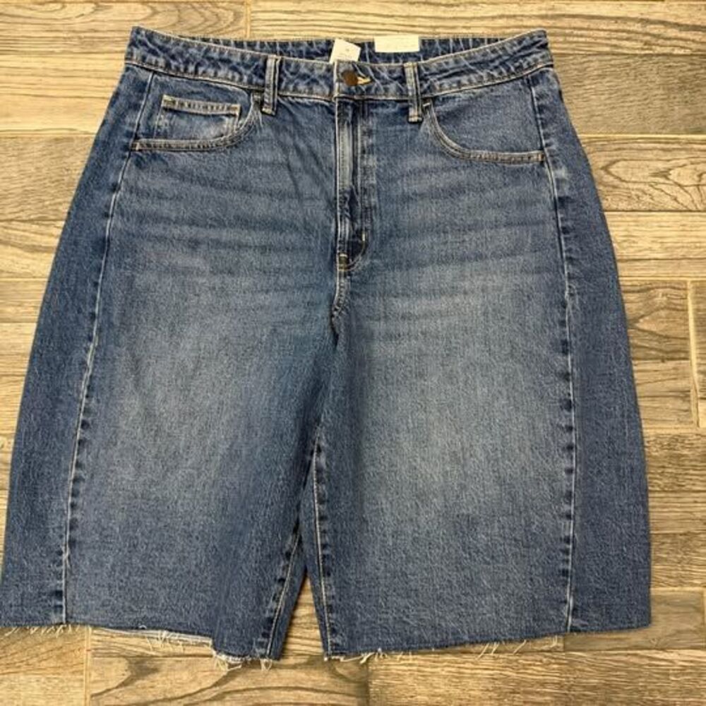 Time and Tru Women’s Barrel Bermuda high rise shorts - size 16 NWT